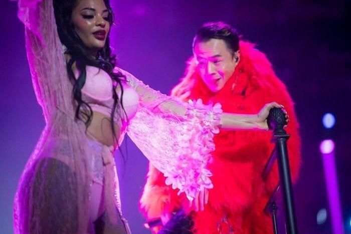 Công ty quản lý rapper Binz xin lỗi sau đêm nhạc gợi dục-2