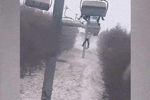 Clip: Kinh hoàng khoảnh khắc bé trai 8 tuổi bất ngờ rơi khỏi cáp treo