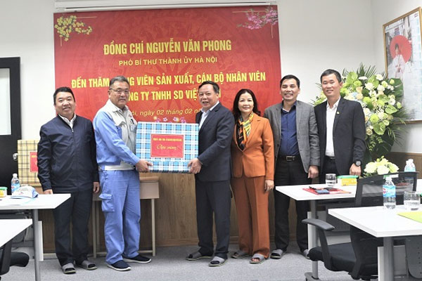 Phó Bí thư Thành ủy Nguyễn Văn Phong thăm, động viên sản xuất đầu năm tại Mê Linh, Đông Anh-1