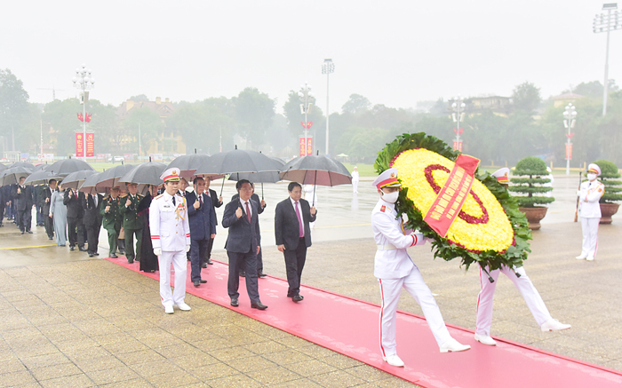 Lãnh đạo Đảng, Nhà nước, thành phố Hà Nội vào Lăng viếng Chủ tịch Hồ Chí Minh và các Anh hùng liệt sĩ-1