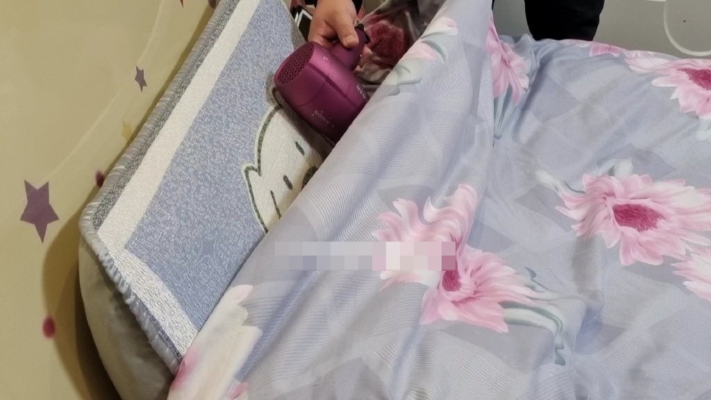 Mùa đông ngủ trong chăn vẫn thấy lạnh, có một mẹo, không cần chăn điện mà giường vẫn ấm cả đêm-2