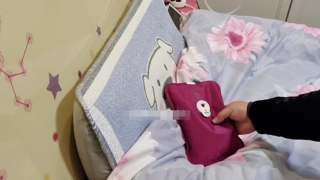 Mùa đông ngủ trong chăn vẫn thấy lạnh, có một mẹo, không cần chăn điện mà giường vẫn ấm cả đêm-4