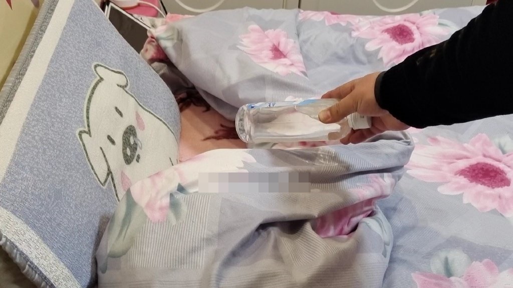 Mùa đông ngủ trong chăn vẫn thấy lạnh, có một mẹo, không cần chăn điện mà giường vẫn ấm cả đêm-6