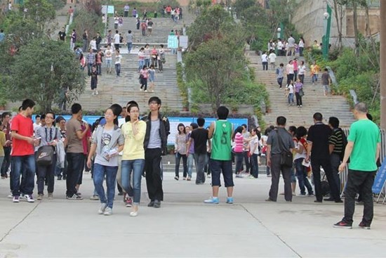 Trường học cấm học sinh mặc đồ hiệu, đi giày không được vượt quá 1,7 triệu đồng