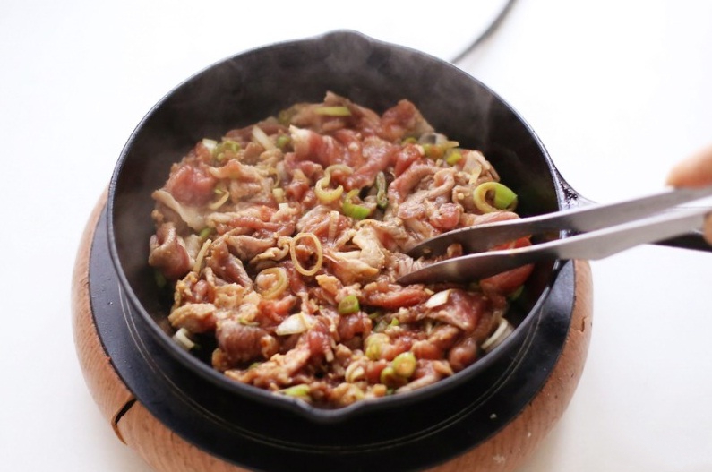 Vẫn là thịt heo xào, nhưng thử làm kiểu Hàn ăn lạ miệng hơn hẳn!-6