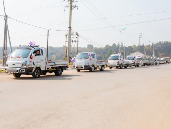 Chú rể ở Nghệ An dùng máy xúc đi rước dâu gây bão-2