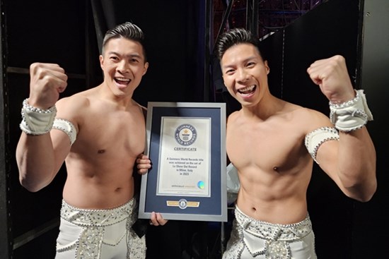 Quốc Cơ - Quốc Nghiệp phá kỷ lục thế giới đầy ngoạn mục ở Italy