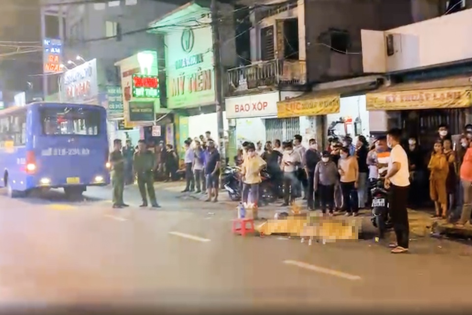 Người đàn ông bị xe buýt tông tử vong ở TP.HCM-1