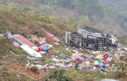 Xe tải mất phanh lao xuống vực, 4 người bị thương-1