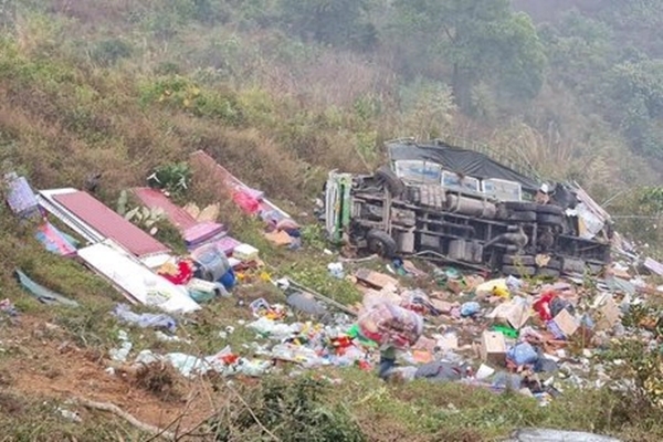 Ôtô chở 3 người lao xuống hồ Tây trong chiều sương mù-3