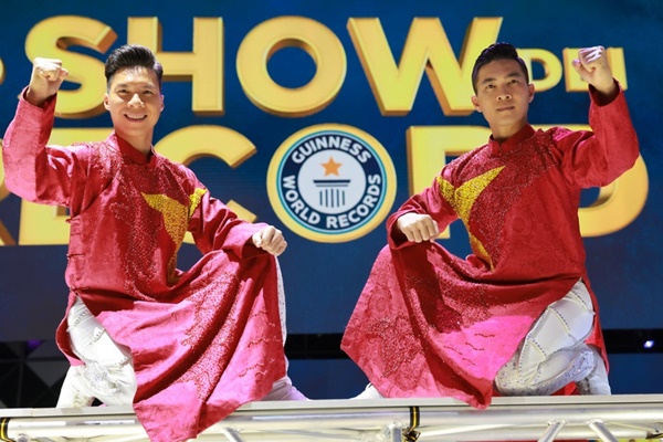 Khoảnh khắc chinh phục Guinness cuối cùng của Quốc Cơ - Quốc Nghiệp-7