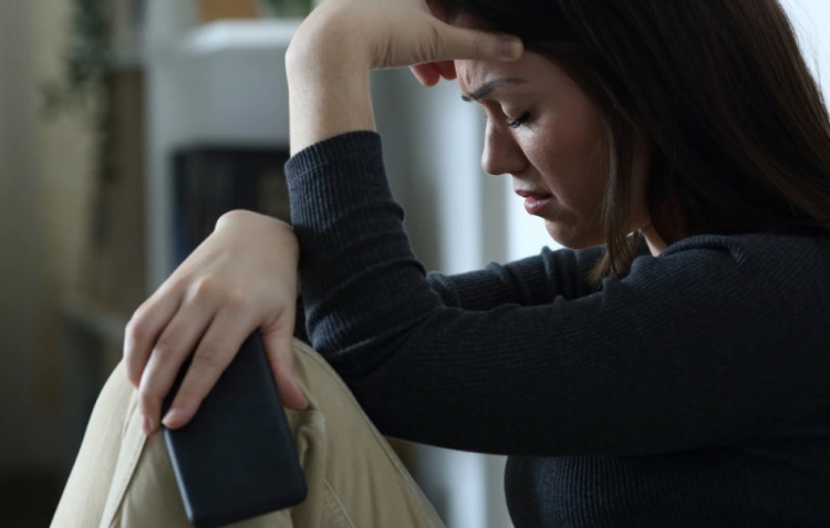 Chồng mua đồ cho cháu không tiếc tay nhưng lại chi li từng đồng với con, tôi ấm ức thì anh quát: Chắc gì nó đã là con tôi-1