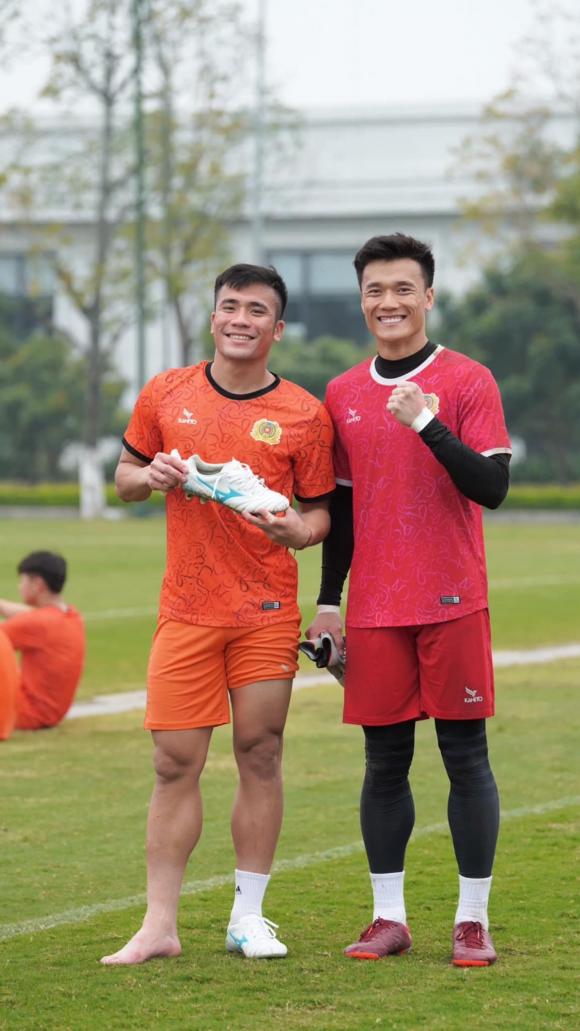 Thủ môn Bùi Tiến Dũng hé lộ loạt ảnh đáng nhớ bên em trai, vui mừng khi về cùng một câu lạc bộ-2