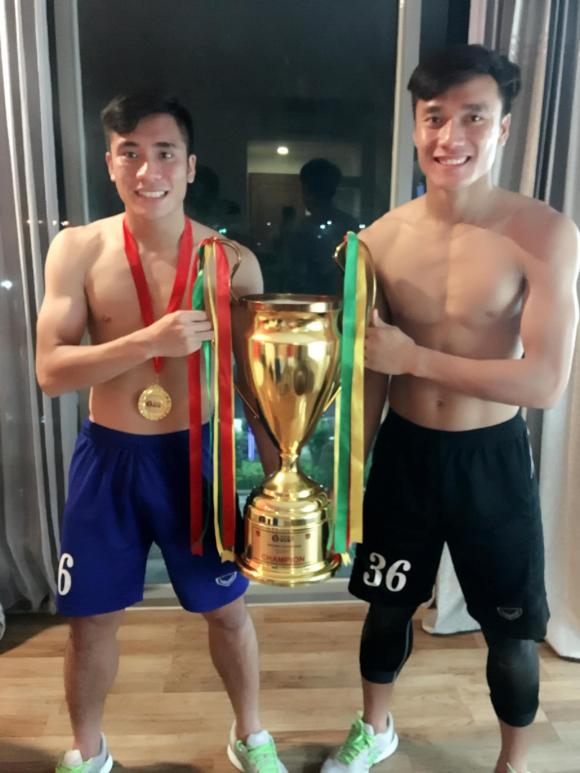 Thủ môn Bùi Tiến Dũng hé lộ loạt ảnh đáng nhớ bên em trai, vui mừng khi về cùng một câu lạc bộ-4