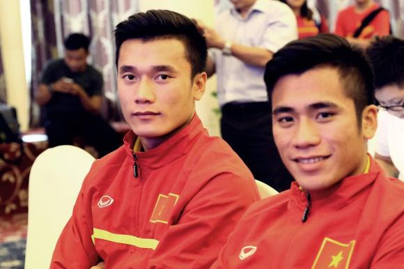 Thủ môn Bùi Tiến Dũng hé lộ loạt ảnh đáng nhớ bên em trai, vui mừng khi về cùng một câu lạc bộ-8