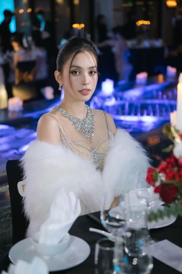 Muôn kiểu phản ứng của Hoa, Á hậu Việt khi bị tố chưa tốt nghiệp, lộ bảng điểm bết bát-15