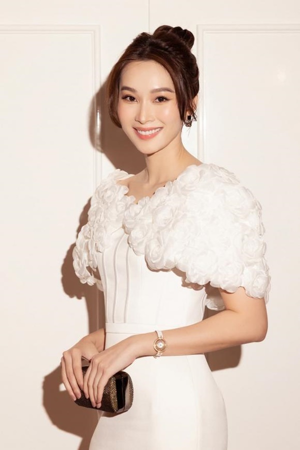 Muôn kiểu phản ứng của Hoa, Á hậu Việt khi bị tố chưa tốt nghiệp, lộ bảng điểm bết bát-17