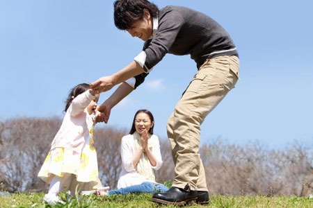 Các mốc phát triển quan trọng của trẻ giai đoạn đầu đời, bố mẹ nắm rõ để cùng con yêu khám phá-4