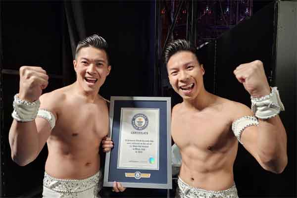 Mạo hiểm băng qua đường ray nhặt ba lô cho người lạ-1