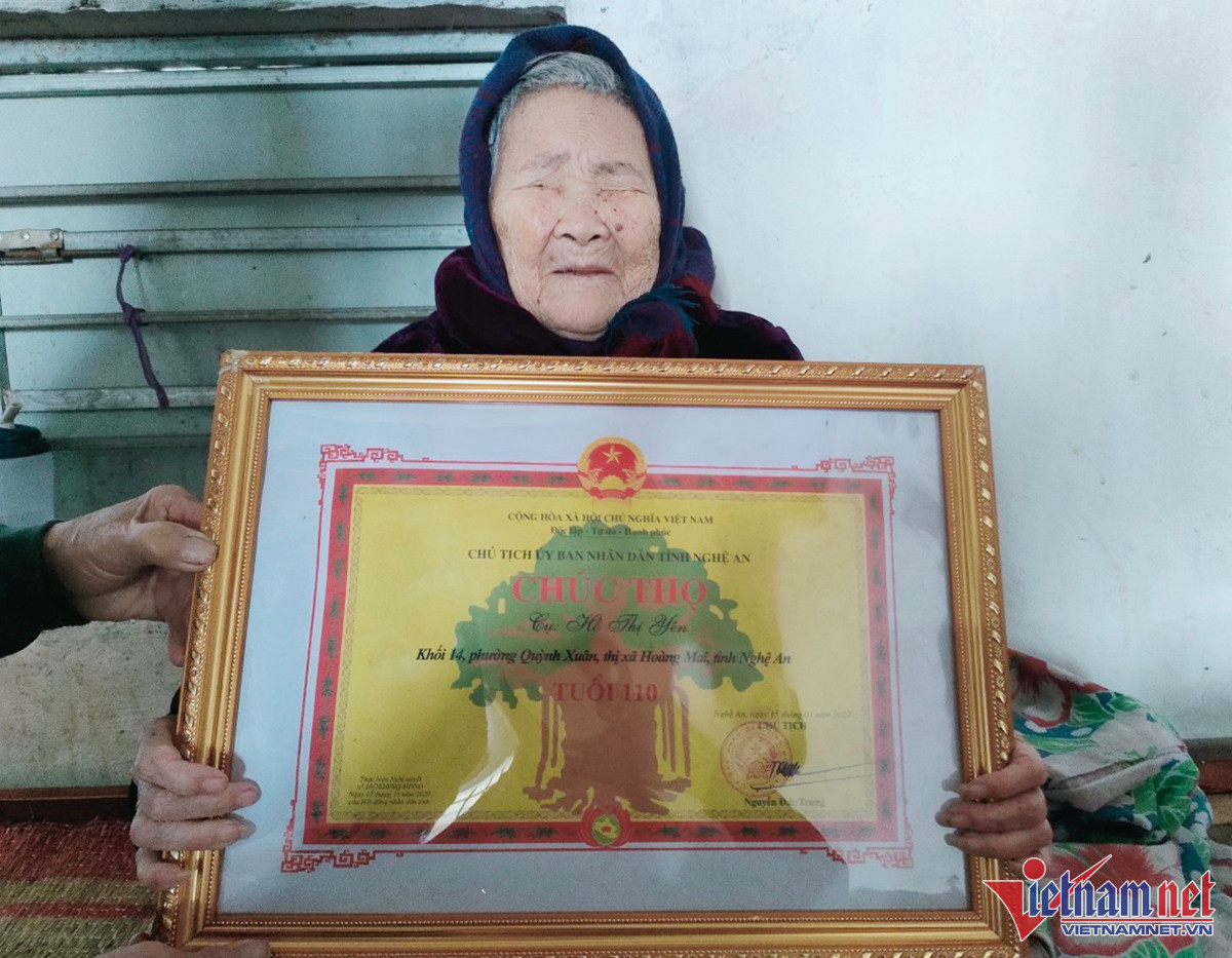 Cụ bà 110 tuổi ở Nghệ An minh mẫn đọc thơ tặng hơn 100 con cháu-1
