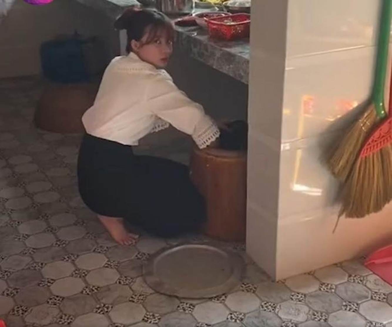 Trở thành trộm trong chính nhà mình, nữ sinh không bị chê bai còn nhận nhiều lời khen ngợi vì nhan sắc-1