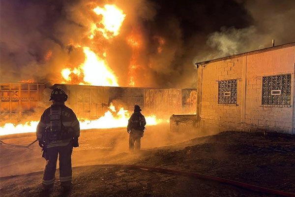 Tàu trật bánh gây cháy lớn ở Mỹ-1