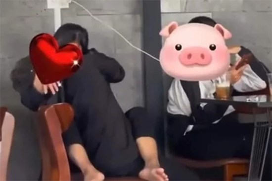 Cặp đôi 'nhí' thể hiện tình cảm quá đà ở quán cà phê, dư luận băn khoăn lối giáo dục con trẻ về tình yêu?