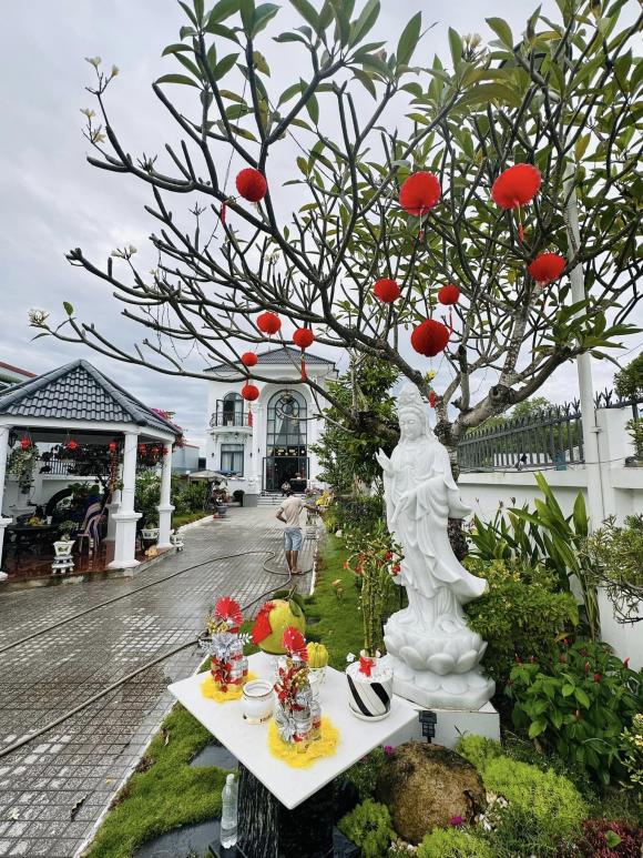 Cô gái 33 tuổi xây biệt thự tặng bố mẹ, dân mạng chỉ biết ngưỡng mộ-1