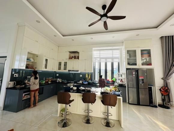 Cô gái 33 tuổi xây biệt thự tặng bố mẹ, dân mạng chỉ biết ngưỡng mộ-9