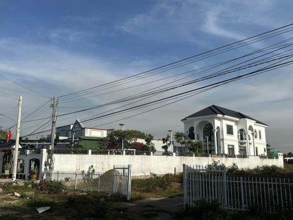 Cô gái 33 tuổi xây biệt thự tặng bố mẹ, dân mạng chỉ biết ngưỡng mộ-18