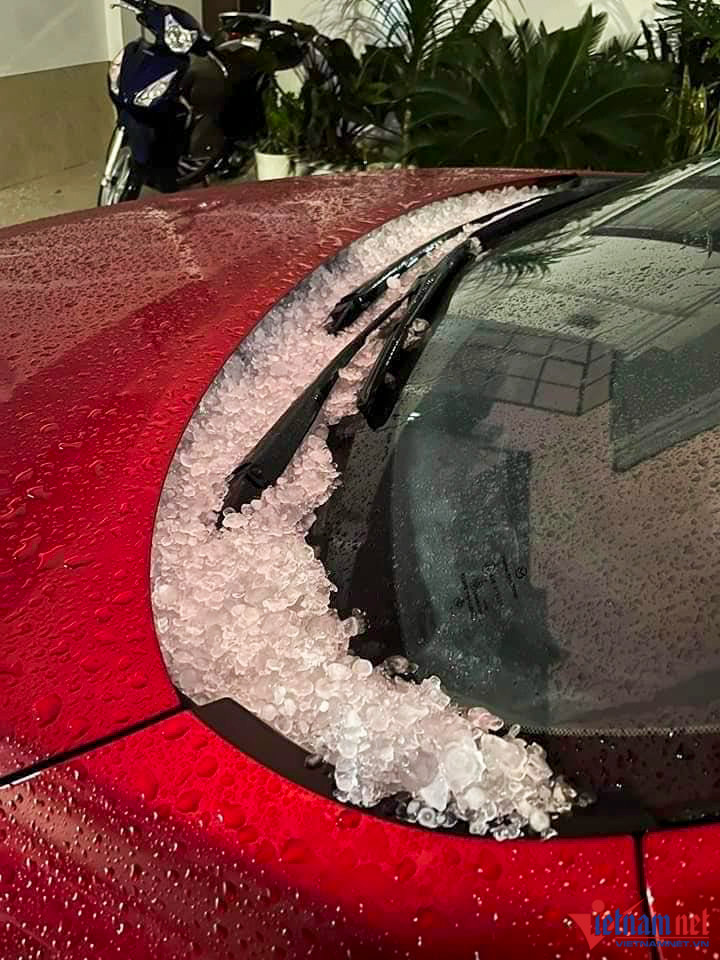 Mưa đá với mật độ dày ở thành phố Điện Biên Phủ-2