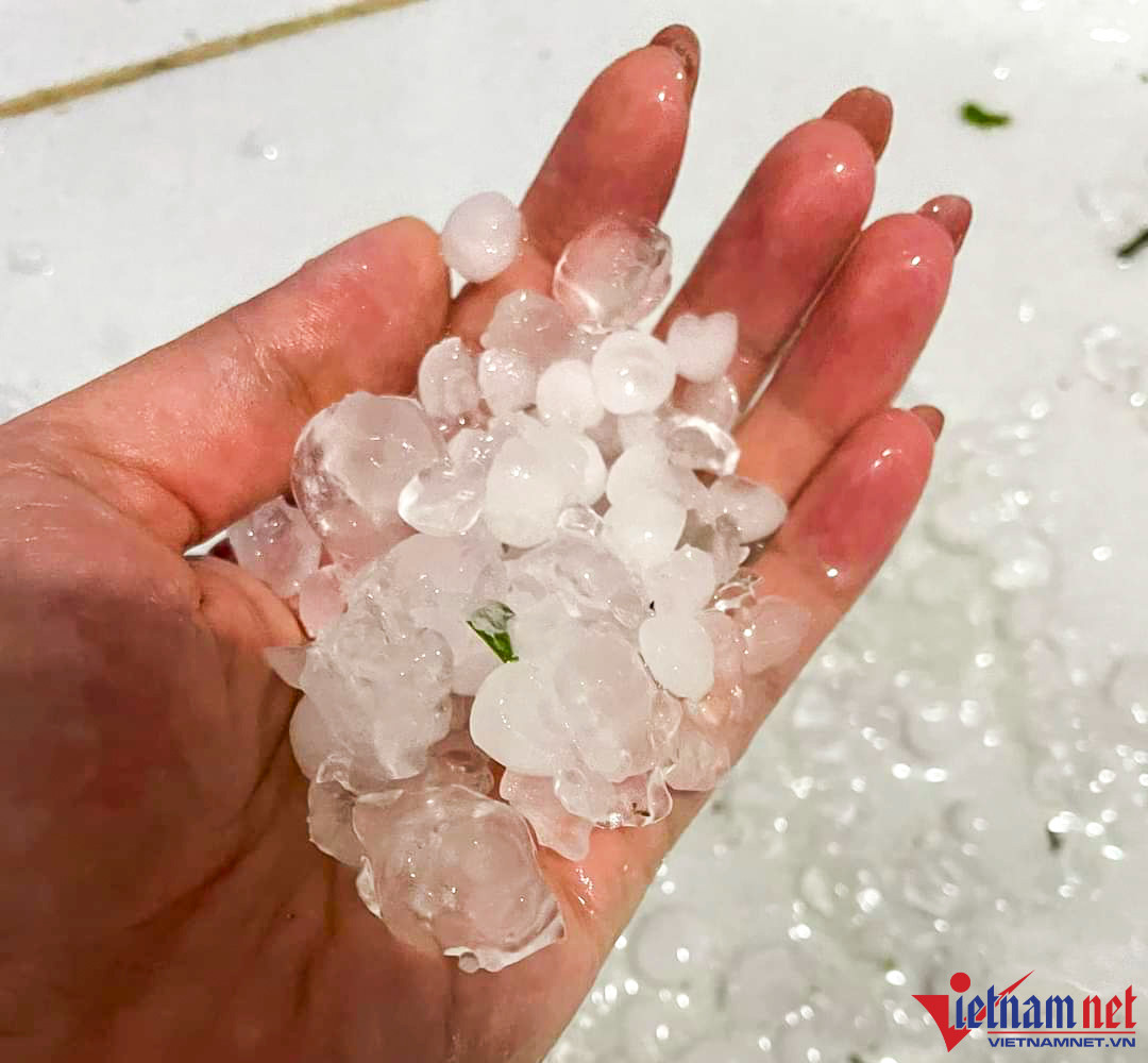 Mưa đá với mật độ dày ở thành phố Điện Biên Phủ-4