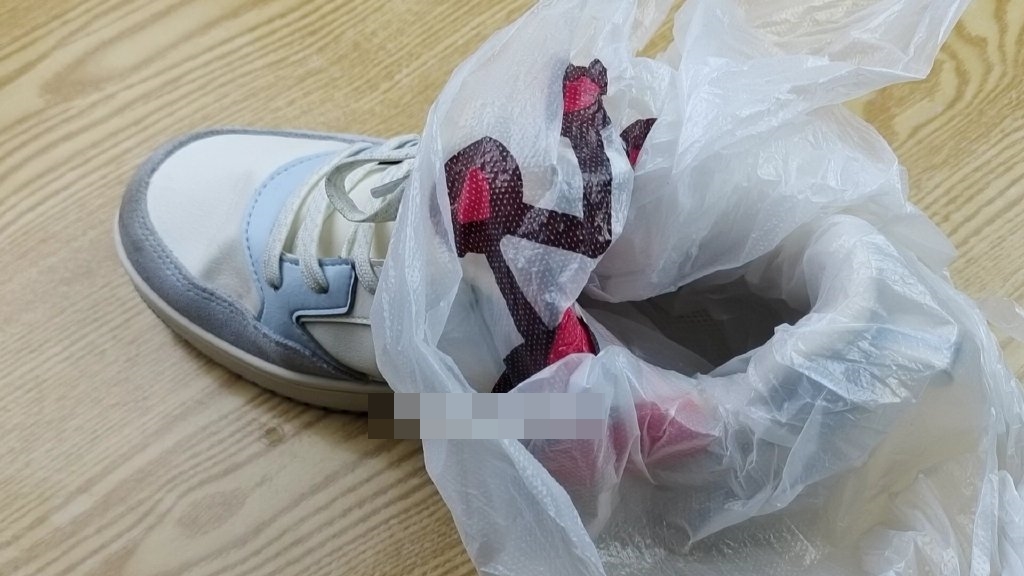 Giày đi bị kích chân gây phồng rộp? Mách bạn mẹo nới lỏng chỉ từ một nắm đậu phộng-3