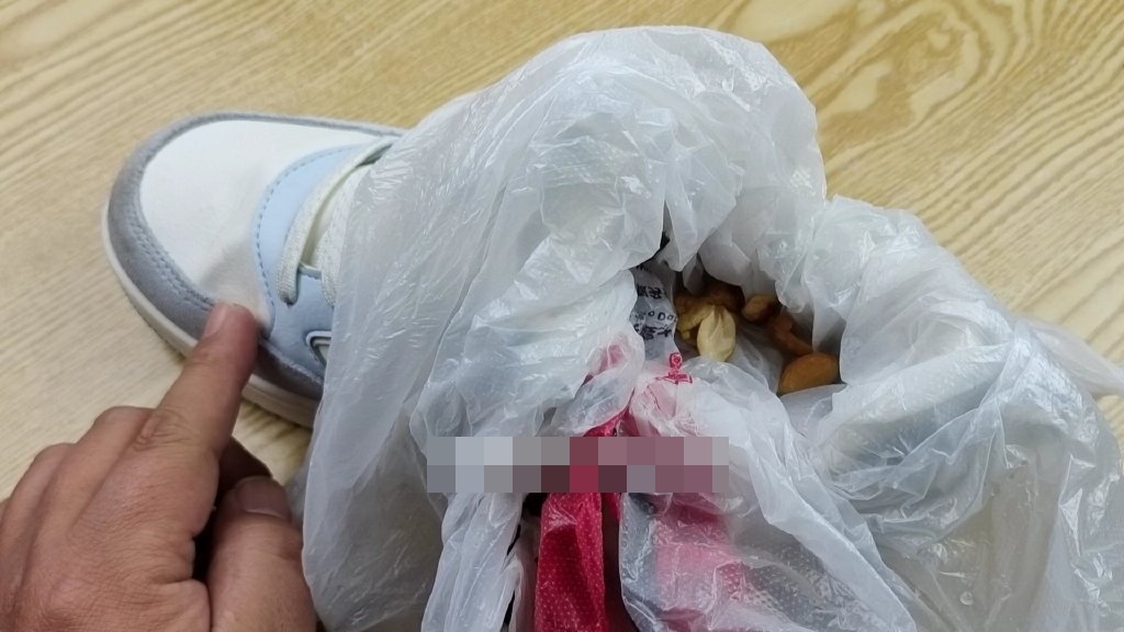 Giày đi bị kích chân gây phồng rộp? Mách bạn mẹo nới lỏng chỉ từ một nắm đậu phộng-5