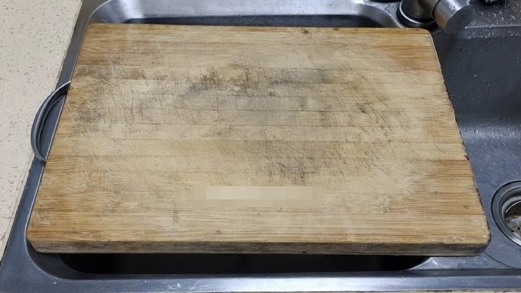 Đừng rửa thớt bằng xà phòng, với mẹo nhỏ này bạn có thể làm sạch mà dùng lâu không bị ẩm mốc-1