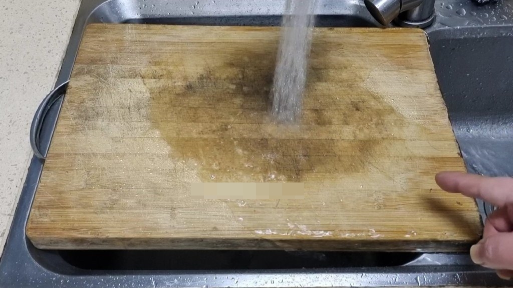 Đừng rửa thớt bằng xà phòng, với mẹo nhỏ này bạn có thể làm sạch mà dùng lâu không bị ẩm mốc-2