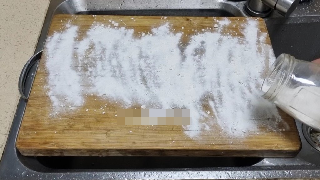 Đừng rửa thớt bằng xà phòng, với mẹo nhỏ này bạn có thể làm sạch mà dùng lâu không bị ẩm mốc-3