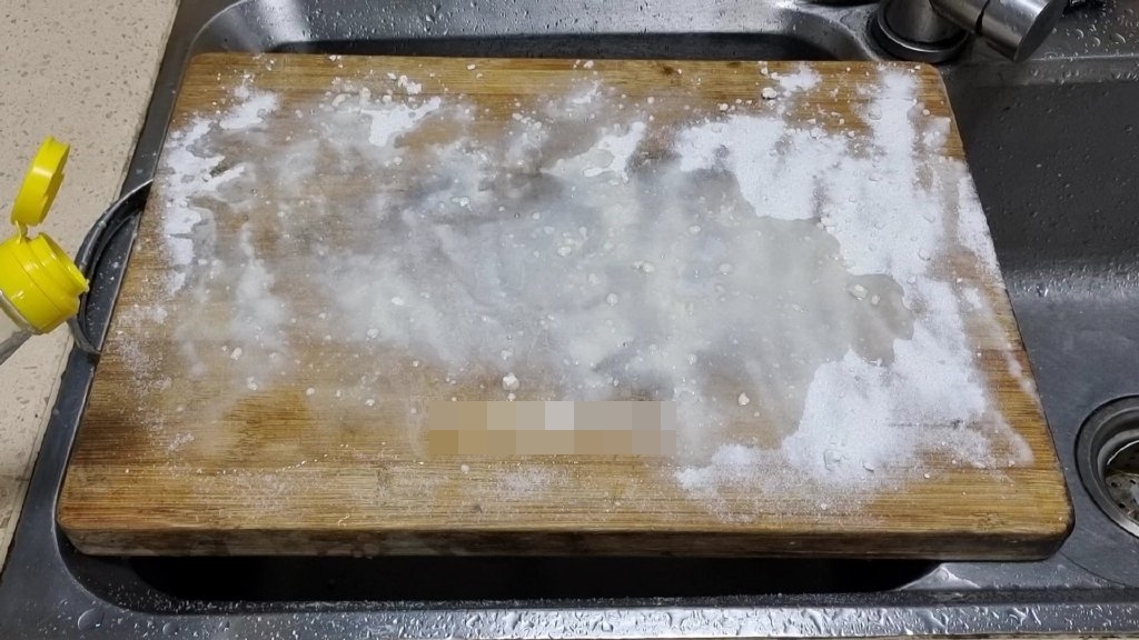 Đừng rửa thớt bằng xà phòng, với mẹo nhỏ này bạn có thể làm sạch mà dùng lâu không bị ẩm mốc-4