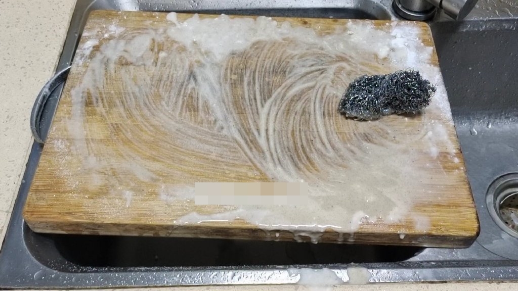 Đừng rửa thớt bằng xà phòng, với mẹo nhỏ này bạn có thể làm sạch mà dùng lâu không bị ẩm mốc-5