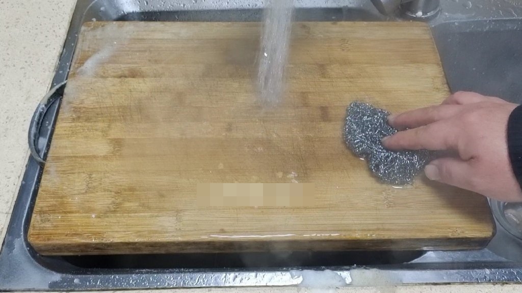 Đừng rửa thớt bằng xà phòng, với mẹo nhỏ này bạn có thể làm sạch mà dùng lâu không bị ẩm mốc-6