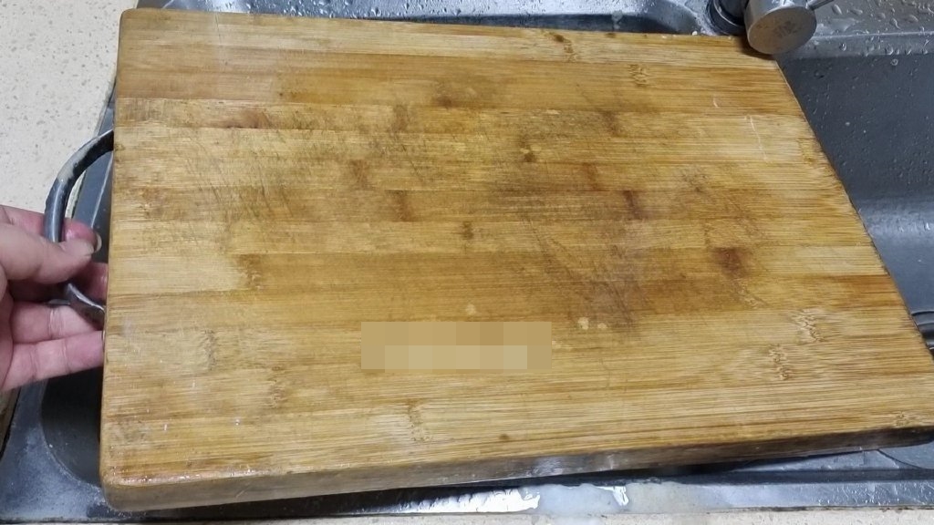 Đừng rửa thớt bằng xà phòng, với mẹo nhỏ này bạn có thể làm sạch mà dùng lâu không bị ẩm mốc-7