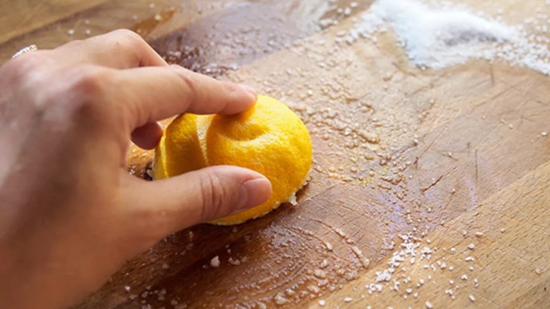 Đừng rửa thớt bằng xà phòng, với mẹo nhỏ này bạn có thể làm sạch mà dùng lâu không bị ẩm mốc-8