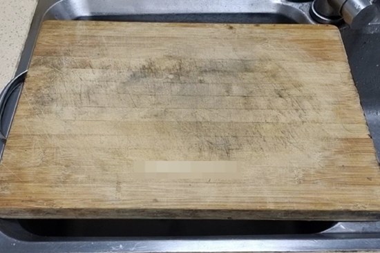 Đừng rửa thớt bằng xà phòng, với mẹo nhỏ này bạn có thể làm sạch mà dùng lâu không bị ẩm mốc