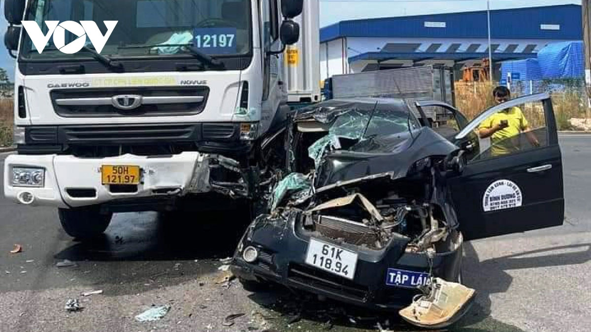 Va chạm với xe đầu kéo, thầy và học viên xe tập lái thoát chết trong gang tấc-1