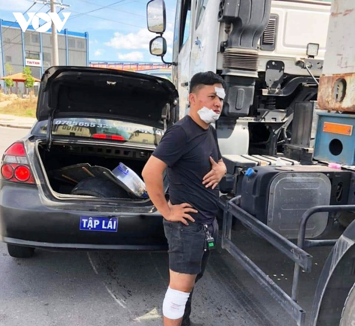 Va chạm với xe đầu kéo, thầy và học viên xe tập lái thoát chết trong gang tấc-2