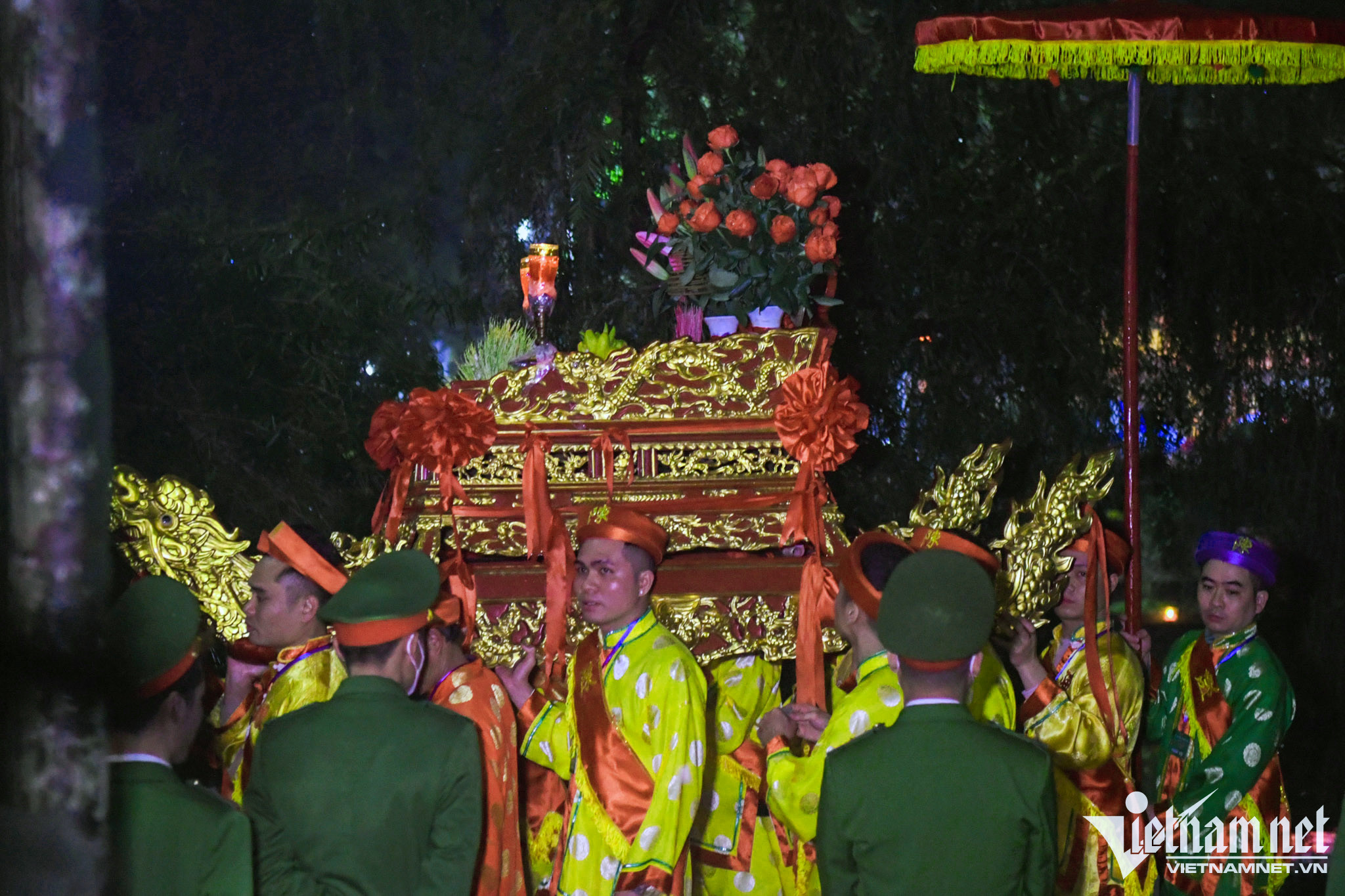 Cảnh phong tỏa từ xa trong đêm khai ấn đền Trần-1