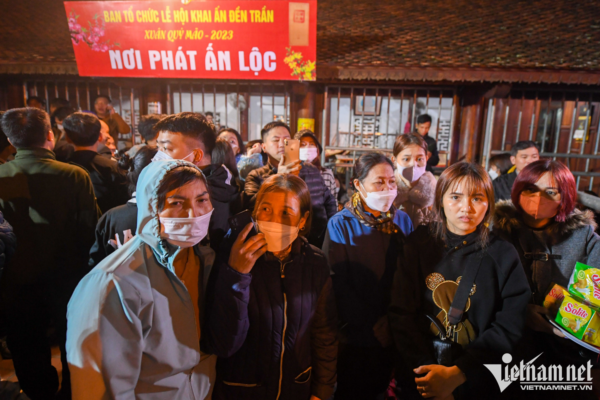 Cảnh phong tỏa từ xa trong đêm khai ấn đền Trần-10