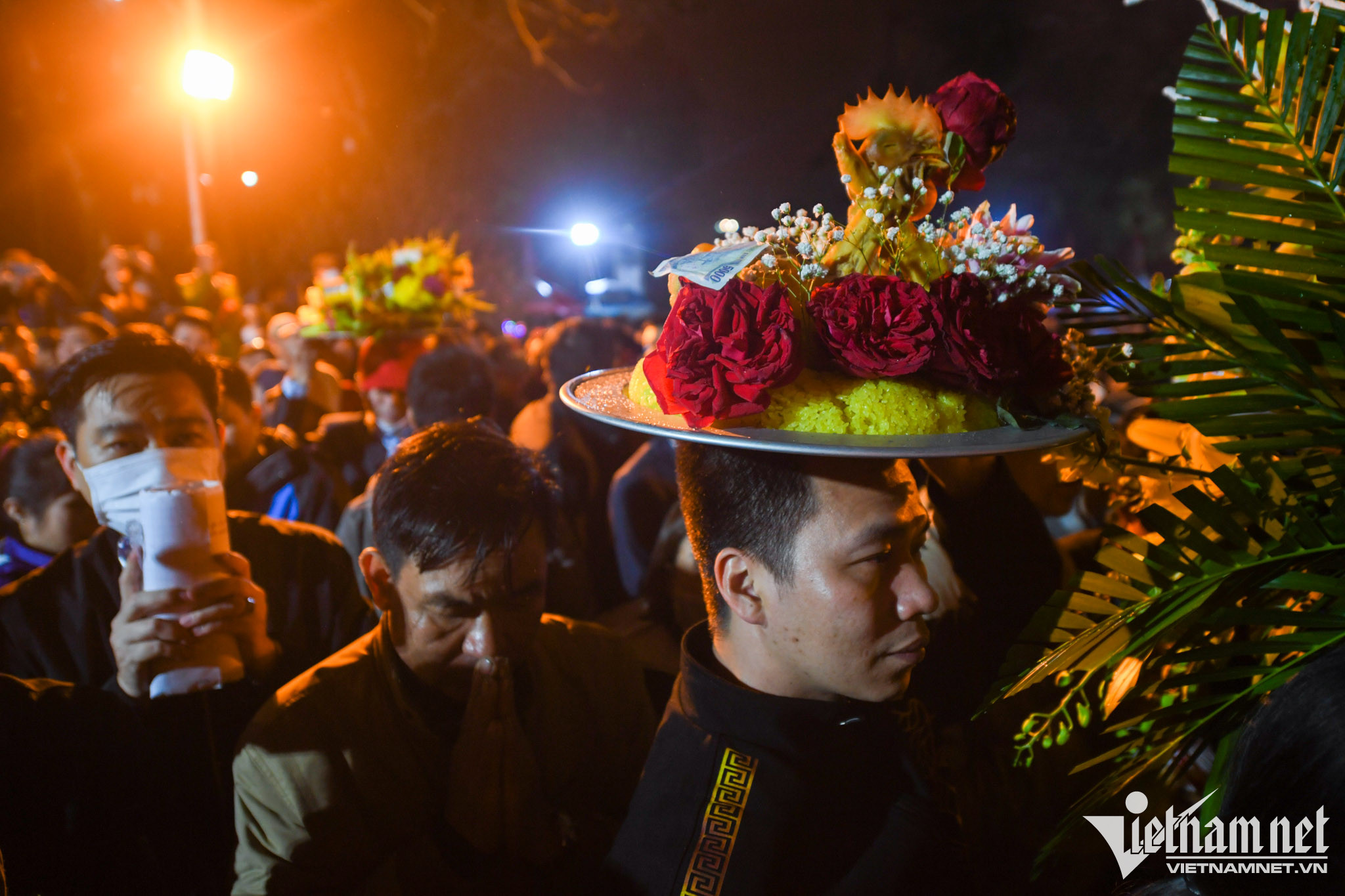 Cảnh phong tỏa từ xa trong đêm khai ấn đền Trần-8