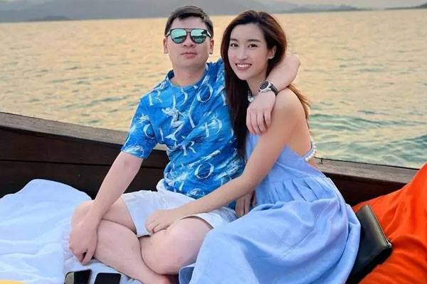 Con trai bầu Hiển bị soi kém ga lăng với vợ hoa hậu-13