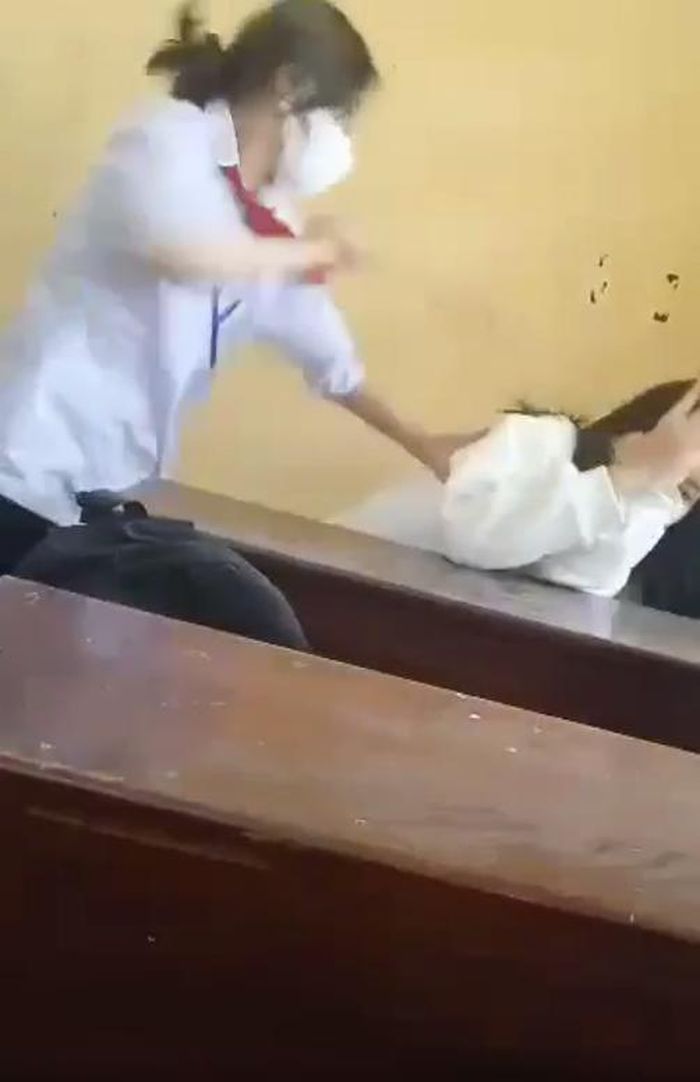 Đình chỉ học tập 1 năm nữ sinh lớp 6 đánh bạn trong lớp-2